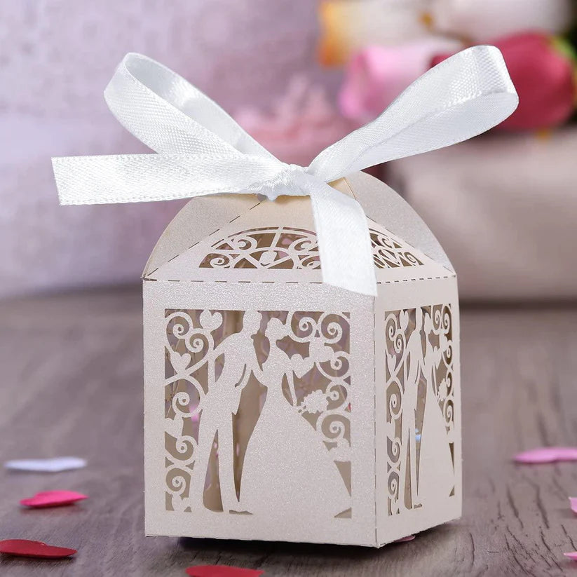 100pcs Wedding Candy Boxes Couple Design Luxury Lase Cut Party Wedding Favor Ribbon Candy Boxes